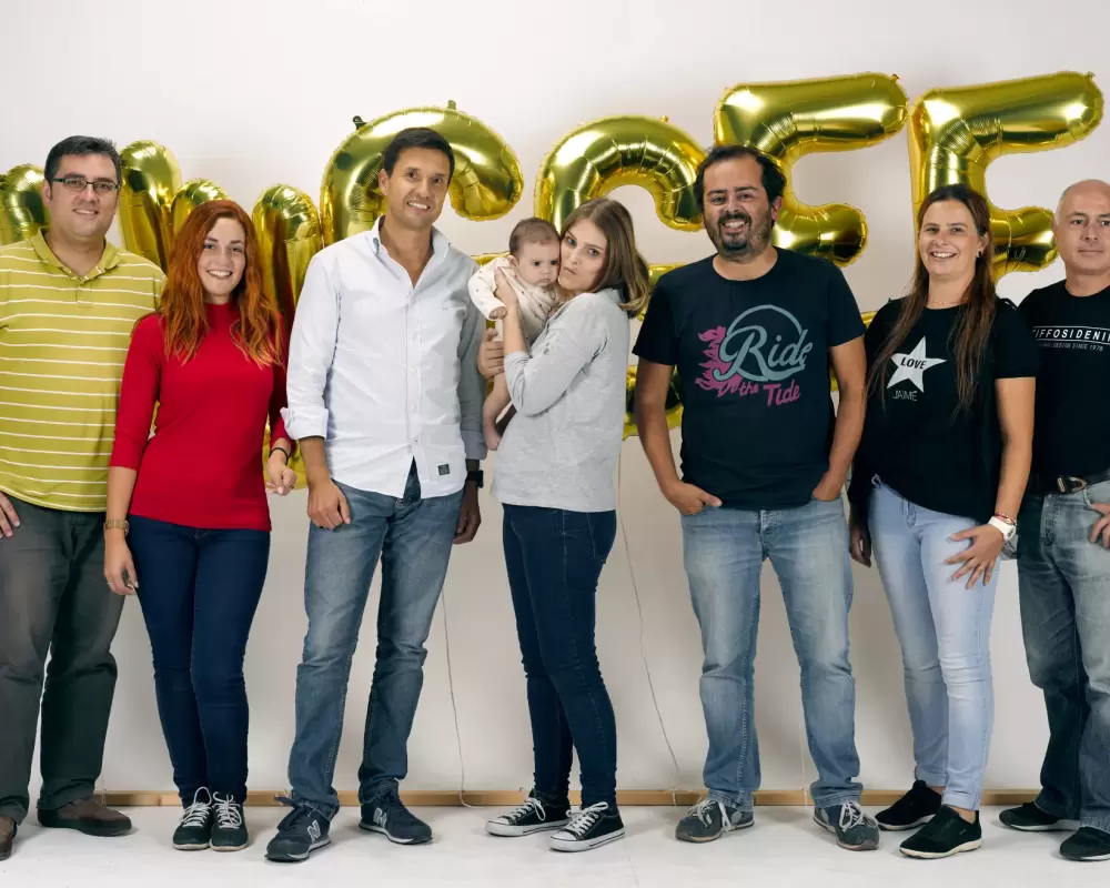 Fotografia da equipa na produção da Huggee